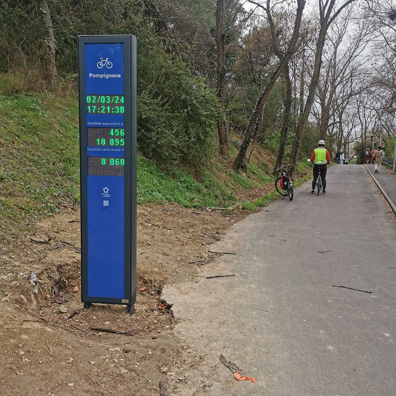 Présence d'un compteur muni d'un totem d'affichage à l'est de la passerelle.